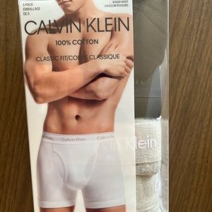 5 pack of Calvin Klein boxer briefs. Size small.